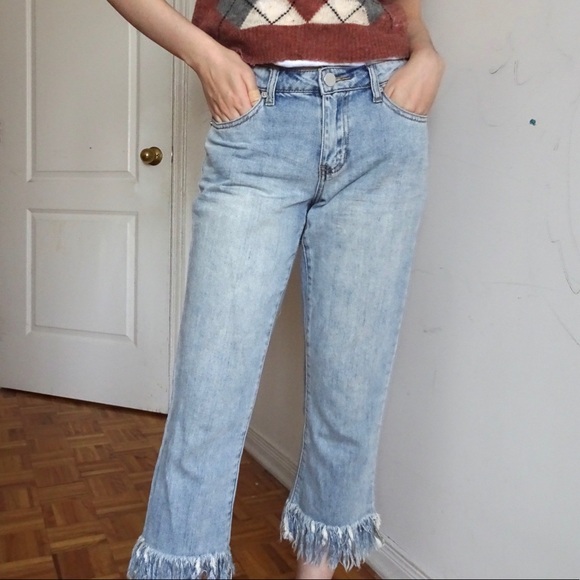 LIGHT WASH CROPPED JEANS WITH FRAYING - Picture 3 of 4
